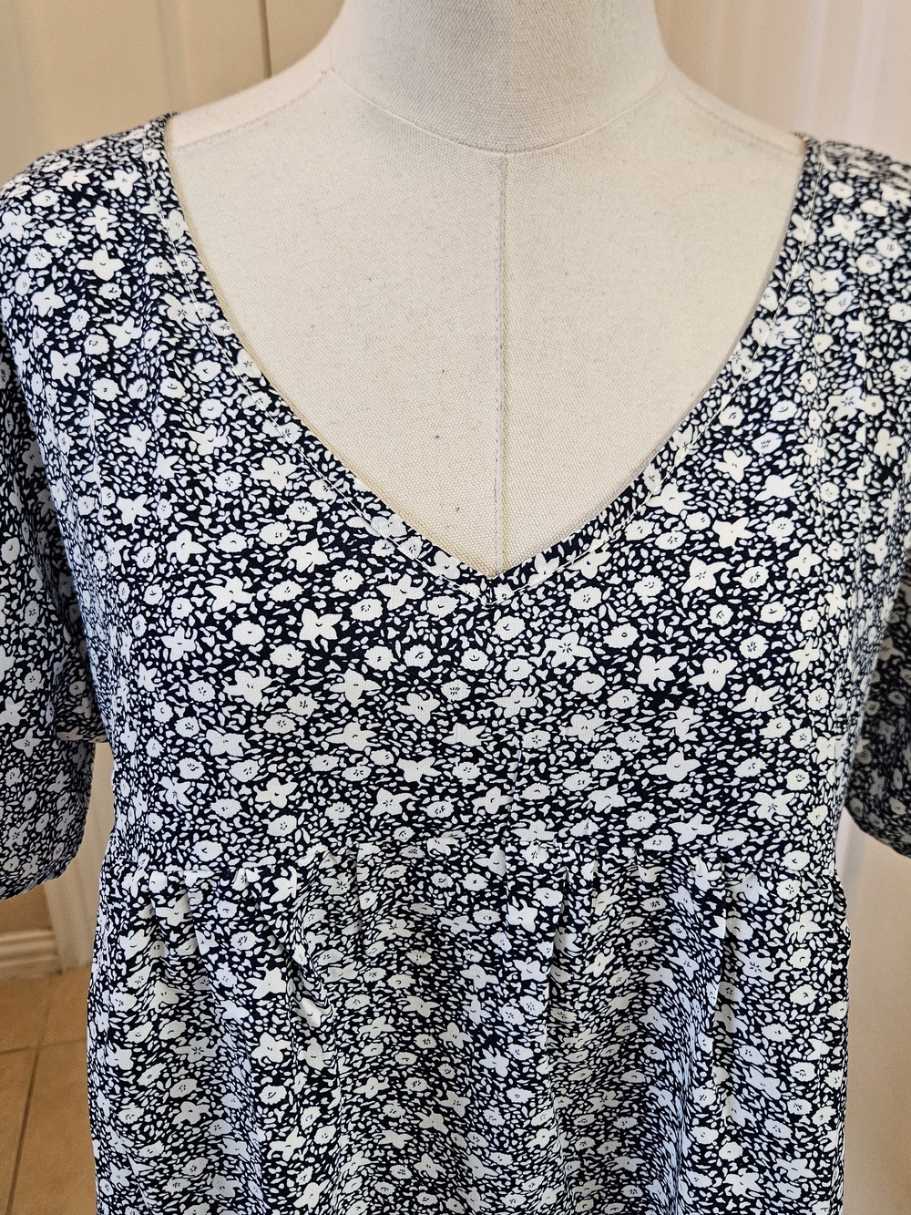 Emery Rose Navy Floral Babydoll Blouse – Size Small - Picture 4 of 10